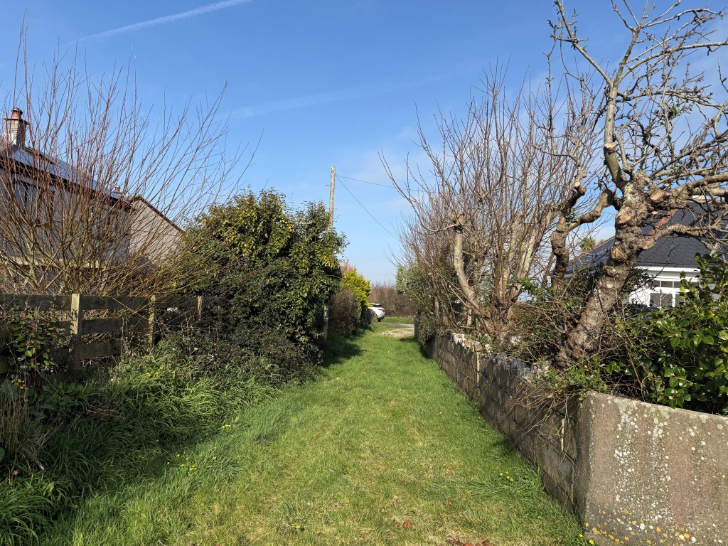 Lot: 51 - LAND WITH PLANNING FOR TWO DWELLINGS - Access lane to land